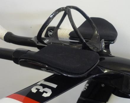 water bottle cage in the perfect position. The front bolt screws into the horizontal bridge, and the rear screws into the optional plate (mountable under the elbow pads).