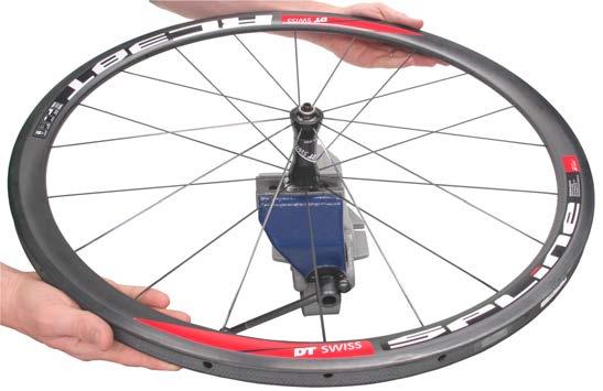 Changing a Single Spoke [ROAD] 5.6.3 Removing a Single Spoke on the Front Wheel [Non-Slotted Hub] Preparatory Steps Dismount the wheel.