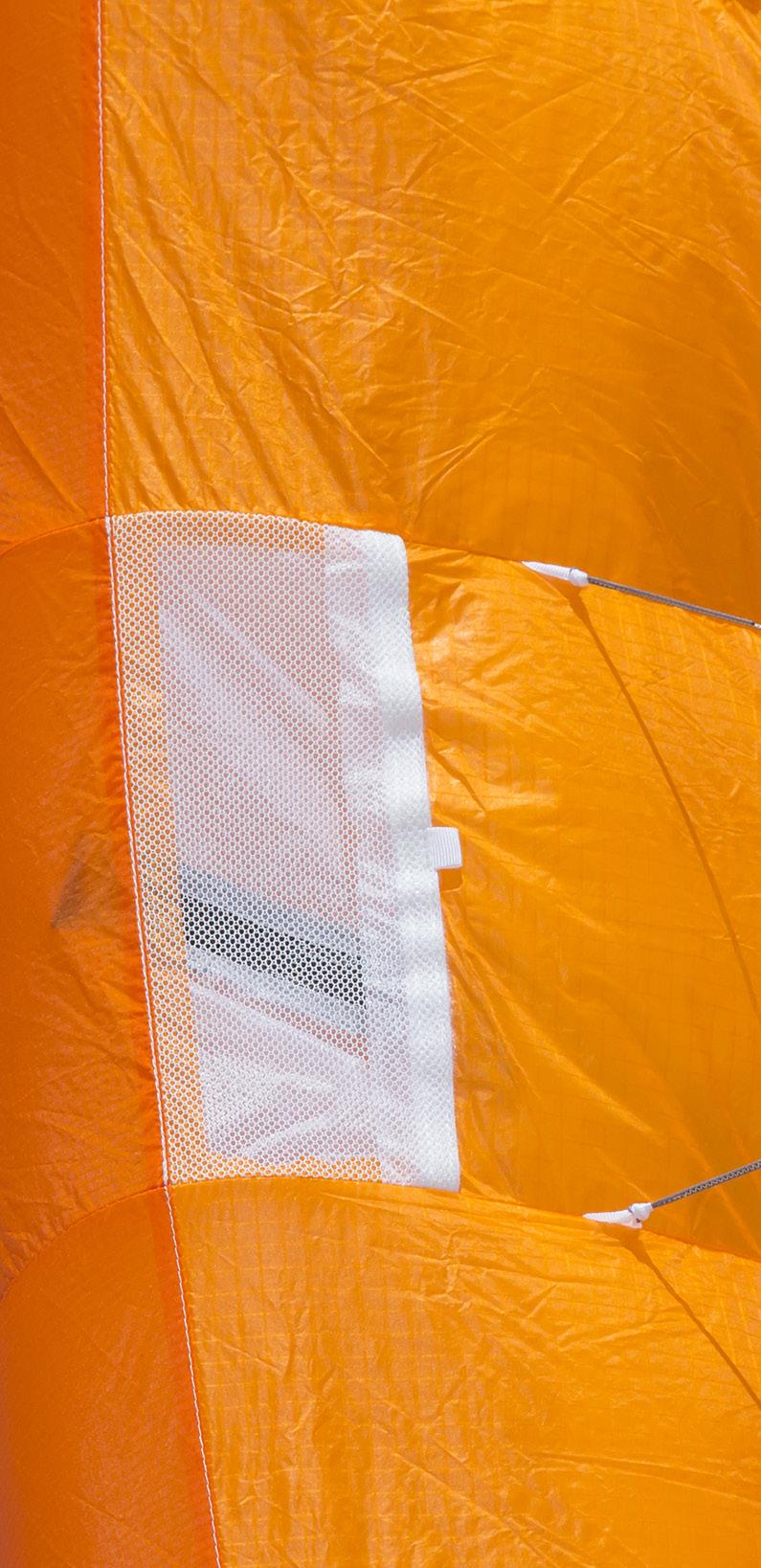 In light winds the Hyperlink will fly above you unlike inflatable kites that have a tendency to fall out of the sky. This makes getting set up for starting stress free.