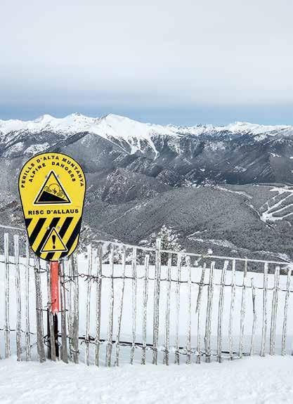 4 THE Enjoy the snow and get to know the signposting SIGNS AND MARKINGS ON THE PISTES GIVE INFORMATION, ARE THERE FOR CONTROL AND