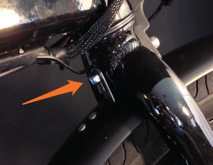 2 3 3. Using a 4mm allen wrench, loosely attach the fender struts on both sides of the front wheel. 4. Adjust the fender so that it doesn t touch the tire, and secure the 2 fender struts and headlight bolt.