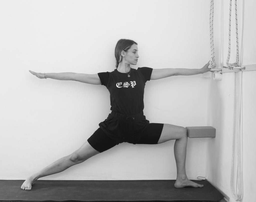 Virabhadrasana II Variation 2 Supporting the knee with a block wall, foam or cork block To do the pose on the right side: Do the pose with your right side to the wall so that after bending the leg,