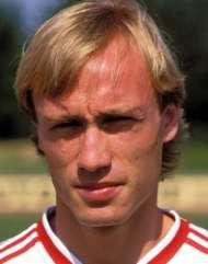 #33 Anders GISKE (b. 1959) 38 A, Norway, Man-Marker/Sweeper League runner-up 1990 A sober-minded Norwegian man-marker who was good at heading and in one-on-one duels.