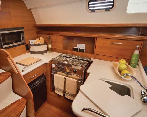 33 Hunter 33 S tern rail seats are free of rigging to the arch for a safe and comfortable view within arms reach of the wheel, traveler and jib sheets.