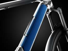 A cable connects the T.E.C. pack to the contact in the top tube and thus quickly and easily ensures an additional energy supply from the robust additional battery.