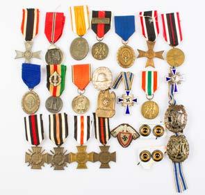 461 Two coffin cased Purple Hearts ascribed Est $150-250 462 Two Purple Heart medals cased and ascribed Est $150-250 463 Three coffin cased ascribed Bronze Stars one comes with Heroes Additional