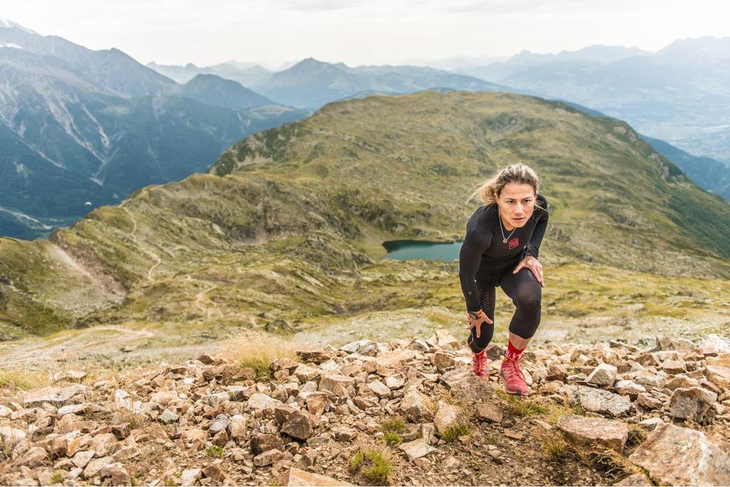 PRESS RELEASE 6/9 6 Trail running under control full tights, trail running under control pirates ¾: THE FIRST LEGGINGS AND PIRATES ¾ WITH THERMAL VEINO-MUSCULAR COMPRESSION TECHNOLOGY FOR TRAIL