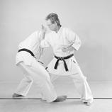 In the end position, keep the contact to the opponent alive and if necessary move forwards with little movements of the feet and toes.