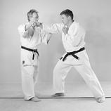 11 12 Notice - coordinate the weight shift, body twist, evasion and counter attack to one fluid movement - the defending hand is in and relaxed, the attacking