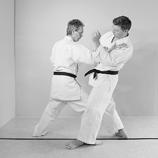 stick together with the opponent in order to be able to sense his movements (noru).