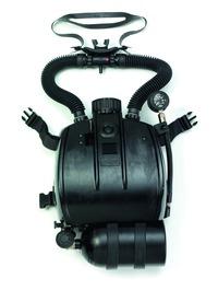 With its fold-in pressure gauge, LAR 5000 embodies a streamlined rebreather for military use.