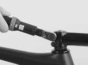 6. Tighten the expaner by using an 8-mm llen key to a maximum torque value of 4-5 Nm making sure that the expaner stays flush to the top of the steerer an oesn t lift slightly (a).