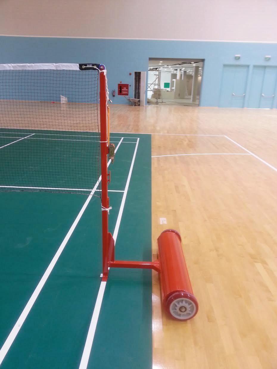 Post Mobile Order No. 60040 The mobile badminton post is made from sturdy aluminium profiles. The cross section of the upright measures 40x40 mm and do not protrude into the court.