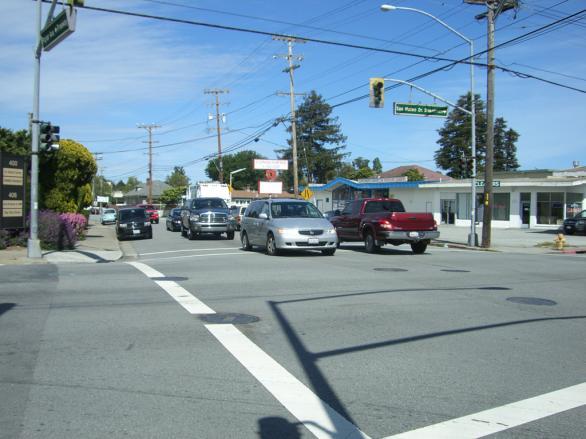 4.8 FOCUS AREA 7: POPLAR AVENUE AND SAN MATEO DRIVE Observations The intersection of Poplar Avenue and San Mateo Drive is a signalized intersection.