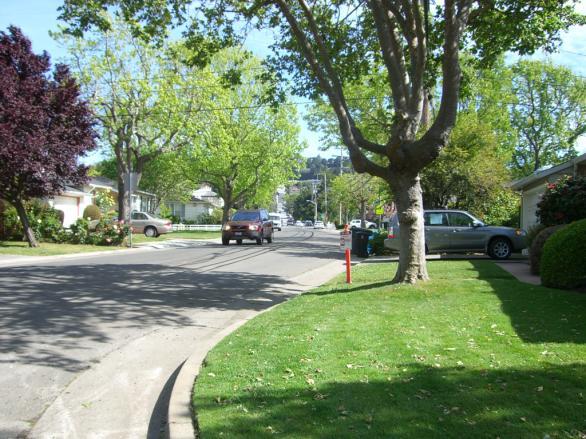 4.9 FOCUS AREA 8: HACIENDA STREET Observations Hacienda Street between 28 th Avenue and Sylvan Avenue is a narrow street with front-on residential housing, one travel lane in each direction, curbside