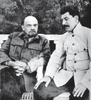 at Partido hanggang siya y mahalal na pangkalahatang kalihim ng Partidong Bolshevik noong 1922. Noong Marso 1919, ikinasal si Stalin sa ikalawang asawa niya, si Nadezhda Alliyuyeva.