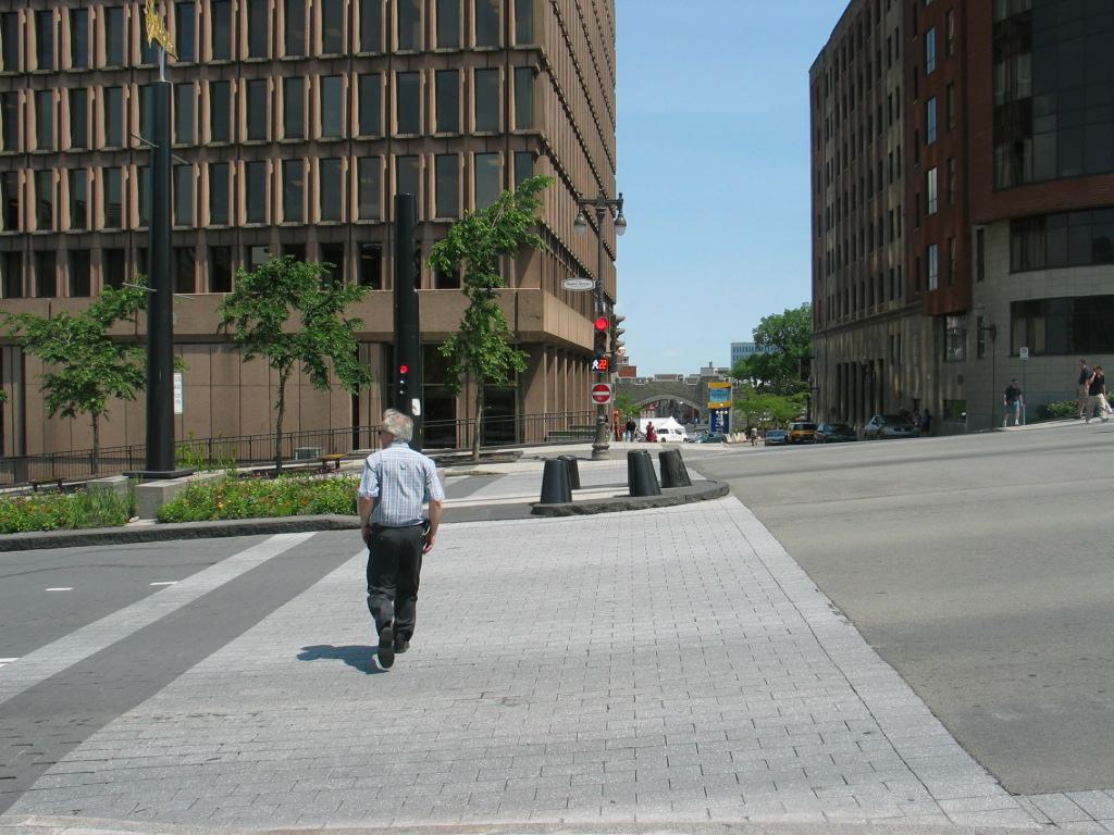 Pedestrian refuges and medians The design of medians should be