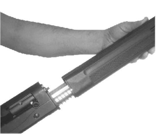 Assemble the barrel while centering the magazine and the receiver (figure 6). 3.