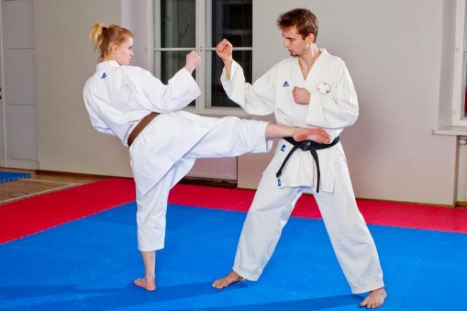 10. ASHI WAZA jalalöögid Jalalöökide kasutamine relvana on karate enesekaitses omapärane joon. Selleks, et jalgu kasutada, tuleb neid visalt ja hoolega treenida.