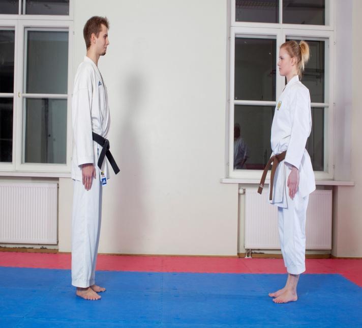 Jaapanis on karateharrastajate kummardus, selle õige vorm täpselt standardiseeritud ja määratletud.