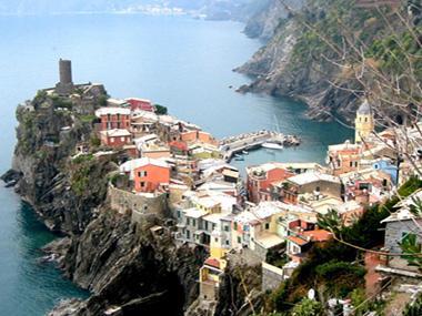 The case of AMP Cinque Terre Pros: Great interpenetration of land and sea Living landscape No trottoir, rare presence of