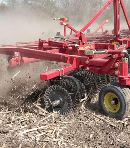 BLADE RUNNERS AGCO- SUNFLOWER 6630 SERIES Two offset gangs of 22-in.-dia., saw-toothed (scalloped), stay-sharp disc blades on 7.5-in. blade spacing; 1.5 concavity; 18 gang angle 5 models from 21 ft.
