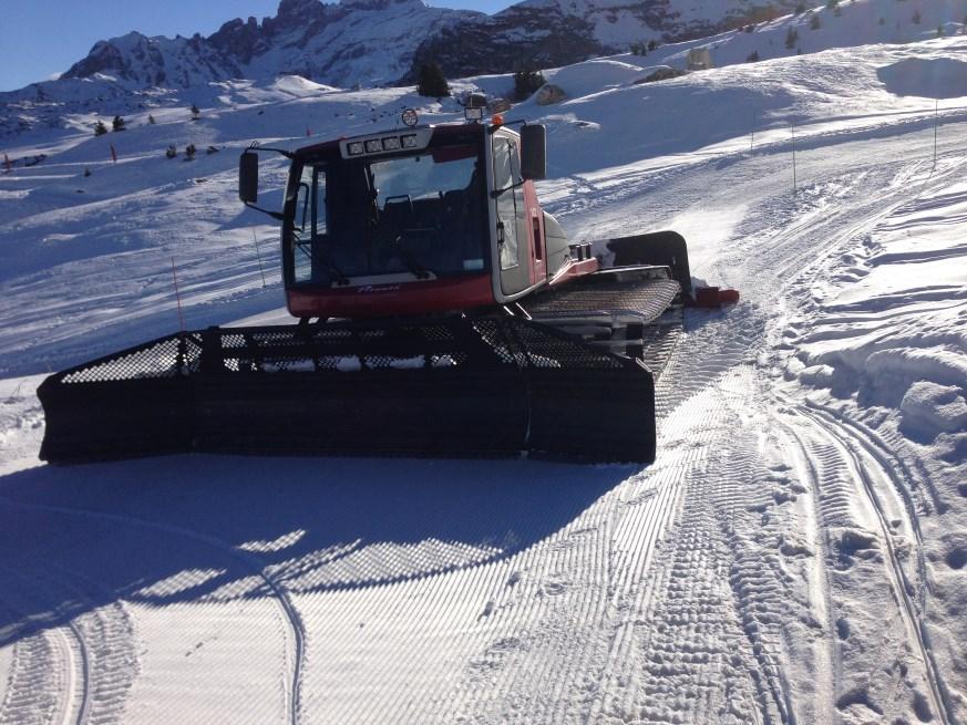 Driving of a 470cv piste basher machine on circuit.