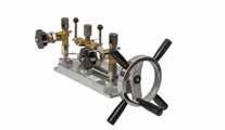 Plate Version A spindle pump with handwheel (plate version) or star handle (case version) serves to build up the pressure and to regulate the test pressure.
