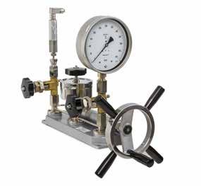 Comparison pumps for liquid media are installed on a basic plate (code letter P) and for pressure ranges 600, 1,000 and 2,500 bar they are mounted into a case similar to a case for dead weight