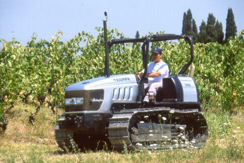 2 Pregled in razvrstitev traktorjev 15 2.1.1 Traktor goseničar Specialna izvedba traktorja je t.i. traktor goseničar (slika 2.2), ki ima nameso voznih koles gosenice.