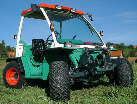 Odlikuje ga odlično zavarovan prostor za voznika in posebna oprema. Gorski traktor Slika 2.