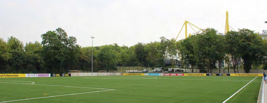 Borussia Dortmund Professional coaching experience for football 27 FACILITIES SAMPLE ITINERARY: 5 DAYS, 4 NIGHTS Groups train on grass pitches in the shadow of the stadium Professional coaching