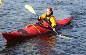 The upper body remains upright over the kayak centre line.   In a kayak, you can also turn by edging the kayak. This means that the kayak is tilted outward by lifting the inner knee during the turn.