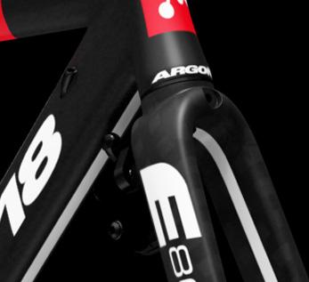 Front brake caliper behind fork Benefits: A better location to improve the aerodynamic profile.