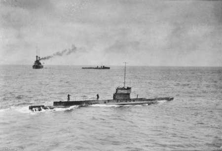 wreck, and Fred & Elizabeth Brenchley s book Stoker s Submarine Background Submarines AE1 and AE2 Figure 1 - HMA Submarine AE1 with HMAS AUSTRALIA and PARRAMATTA on transit to Rabaul, September 1914