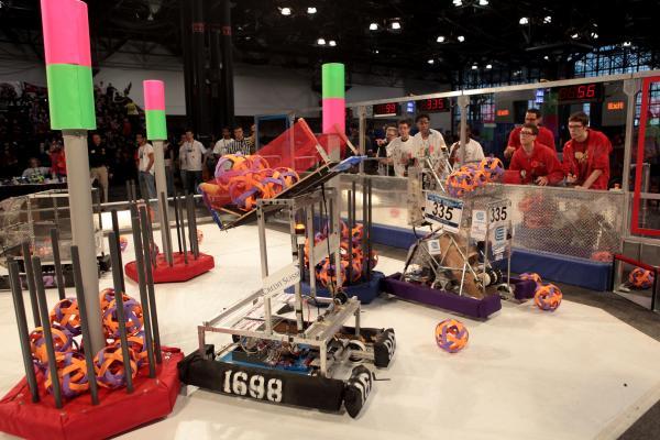 2009 LUNACY In the 2009 game, LUNACY, robots are designed to pick up 9" game balls and score them in trailers hitched to their opponents robots for points during a 2 minute and 15 second
