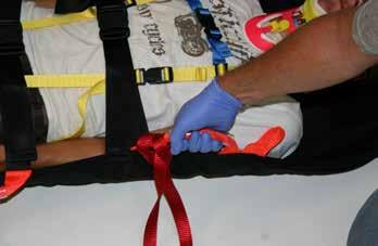 6.3 Methods of Extraction NOTE: All orange webbing within the stretcher are lifting points. There are 4 possible methods of extraction: 1. Carry handle method 2. Integrated lifting bridle method 3.