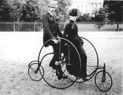 Tricycles Trecerea de la biciclu la bicicletă se datorează englezului Lawson care, în 1879, a inventat roata din spate cu lanń de