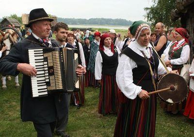 Folklore groups in the Nationwide Latvian Song and Dance Celebration : Folklore and