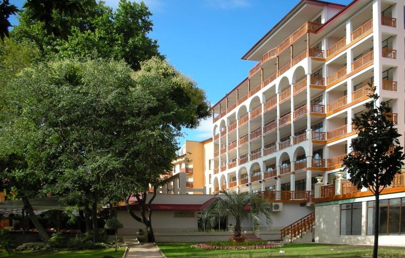 ADDITIONAL ACCOMMODATION Hotel Estreya Residence We also offer additional accommodation in hotel Estreya Residence located in 5 minutes walking distance from the course venue.