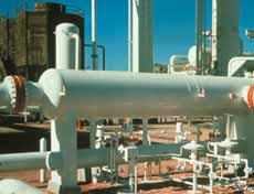 Large liquid retention volume PRINIPLE OF OPERTION () () () (D) Gas and liquid entering the vessel are diverted by the inlet baffle to remove slugs and bulk