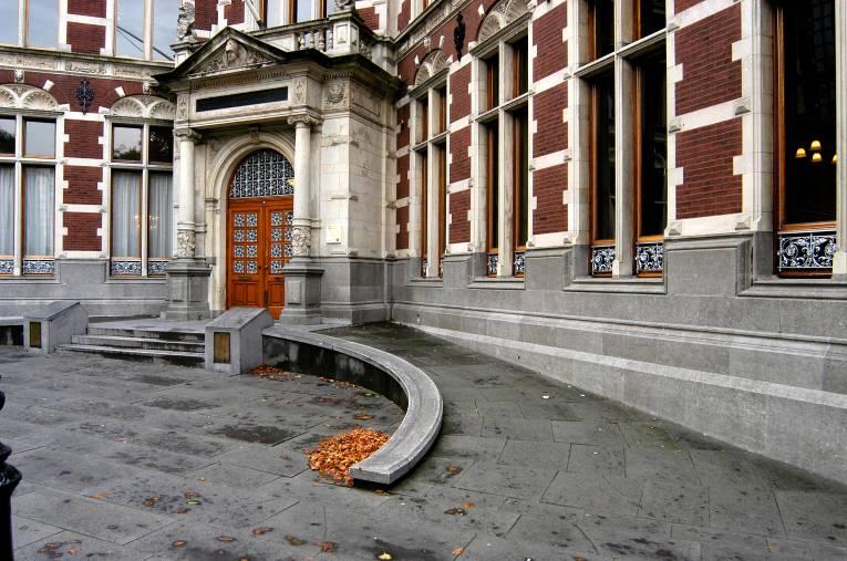 Academiegebouw Utrecht, Holland Valdkond: Ehitatud keskkond Kõik kasutajad Puuduvad Kõik riigid Iseloomustus: Academiegebouw Utrecht hoonel on lisaks trepile juurde kavandatud kaunis kaldtee, mis