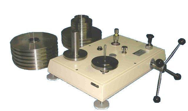 DEADWEIGHT GAUGE Primary pressure standard designed for high pressure calibration applications. The device consists of a vertically mounted precision lapped piston and cylinder assembly.