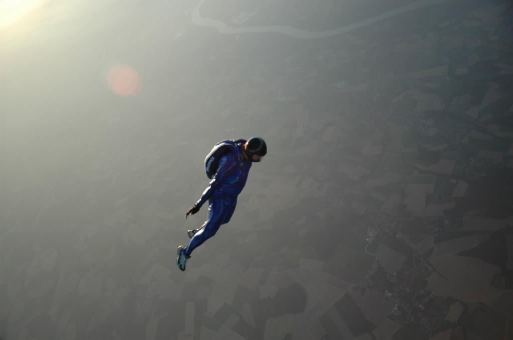 8. layout of a speed skydiving jump Exit exit 4.000 meters, 13.124 ft According to the ISSA rules the exit altitude has to be within 13.000 ft (~ 3.962 meters) and 14.