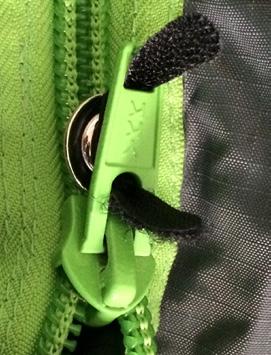 the bungee around the button 1 2 3 4 5 Insert loop end of bungee in zipper Insert tail of