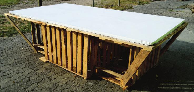 Extreme temperatures or winds can damage the slab. If there is no shadow, cover the slab with a tarp during the drying.