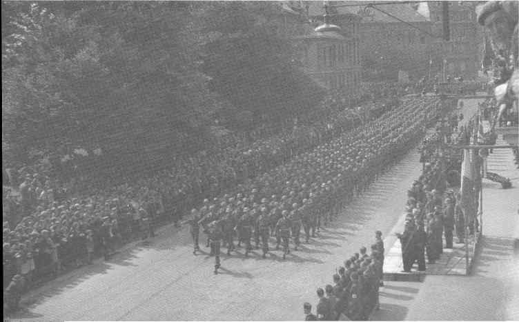 September 1944. (NAC PA 39685) Below: The parade approaches the reviewing stand.