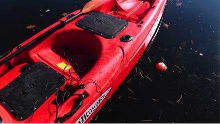 I. Attach your tether to the side of your kayak (Note: in the below we have attached it to the kayak handle). II.