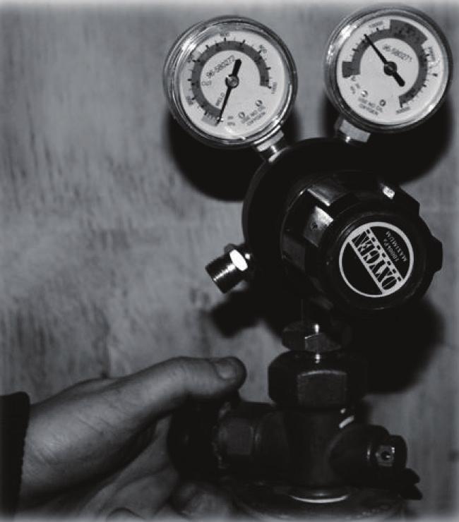 SETTING UP THE REGULATORS NOTE: It is extremely important that before opening the gas cylinder valves with the regulators attached, you must always ensure the regulator control knobs are fully wound
