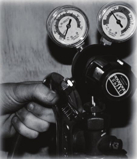 Failure to follow these measures will result in damage to both the diaphragm and gauges and void you warranty. 6. Connect the oxygen hose to the outlet of the oxygen regulator.